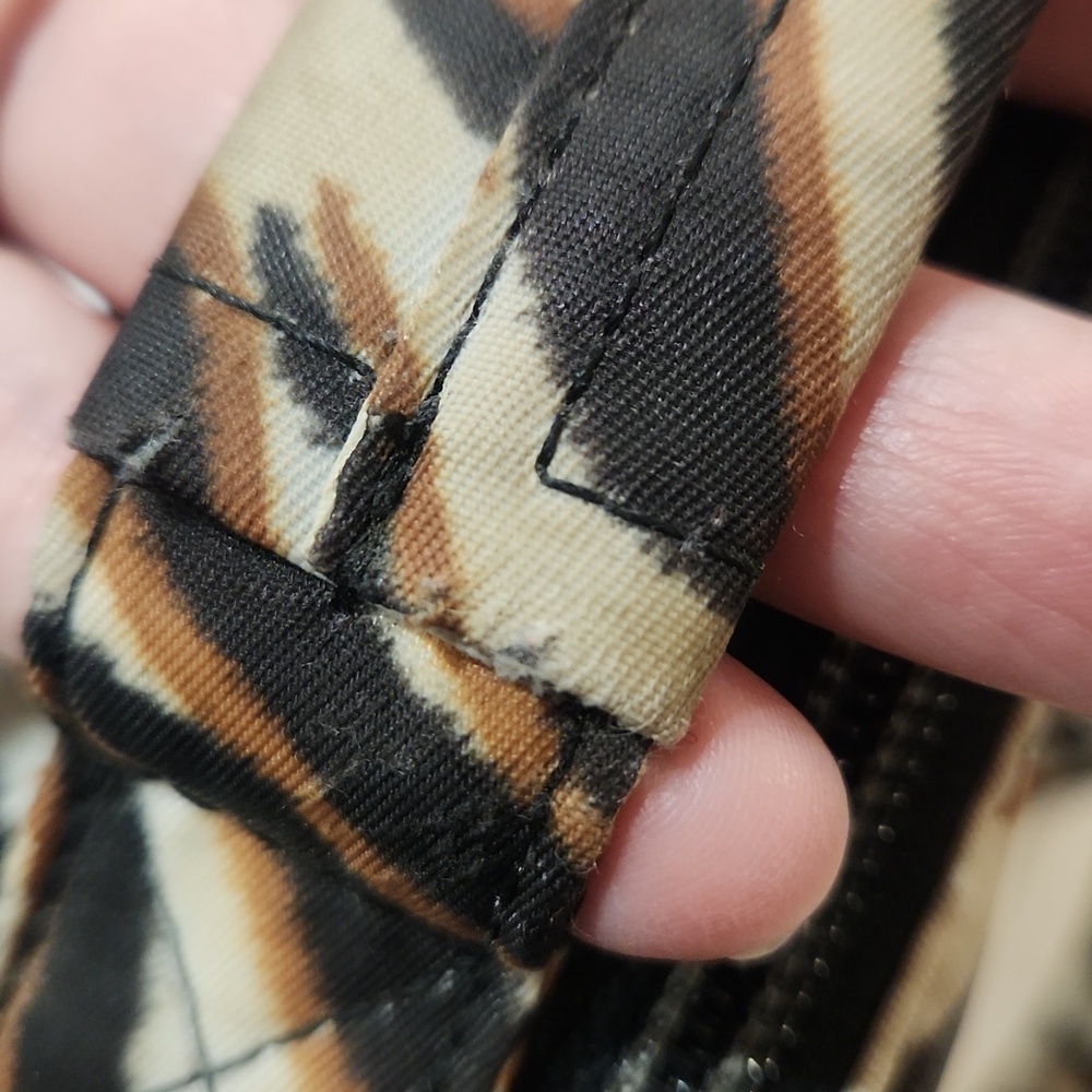 Lug Ranger 2 RFID Medium Crossbody Bag | Zebra Sand Pattern *flaws" - Picture 12 of 15